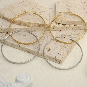 Minimalist 304 stainless steel U-shaped hoop earrings in gold and silver finish