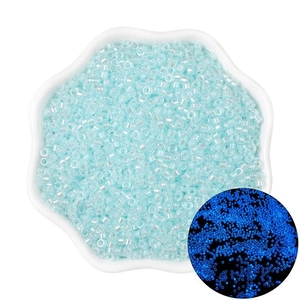 Leuchtende hellblaue Glasperlen für DIY-Schmuck mit blauem Glow-Effekt im Dunkeln