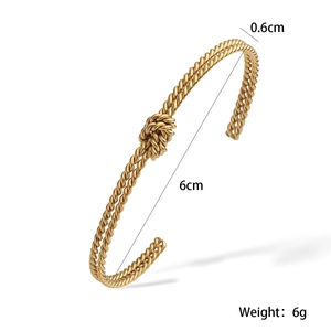 Detailed view of 18K gold twist knot open bangle with 6cm diameter and 0.6cm width