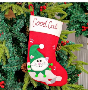 Dettaglio calza di Natale rossa con applicazione gatto bianco e ricamo Good Cat