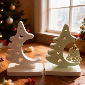 Weihnachtsbaum- und Monddekoration aus Harz mit Sternausschnitten und goldenem Glöckchen