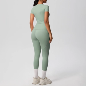 Vista posteriore di un set yoga verde salvia che mostra il tessuto traspirante e il design