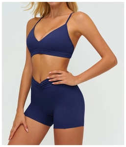 Détail d'un short de yoga bleu foncé à taille haute avec ceinture froncée en forme de V