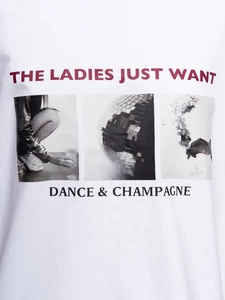 Μίνιμαλ λευκό βαμβακερό T-shirt με καλλιτεχνικό τύπωμα κολάζ και κόκκινα γράμματα