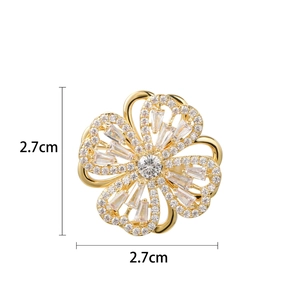 Goldene Blumen-Brosche mit 2,7 cm Durchmesser und funkelnden Kristallen auf weißem Hintergrund