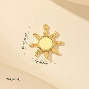 Detailansicht Gold-Sonnenanhänger mit Maßen 2,2cm x 2cm und Gewicht von 1,4g