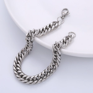 Poliertes 9mm Silber-Edelstahl-Panzerarmband auf einer weißen Keramikschale präsentiert