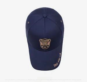 Vue de dessus d'une casquette en coton bleu marine avec broderie dorée et œillets d'aération