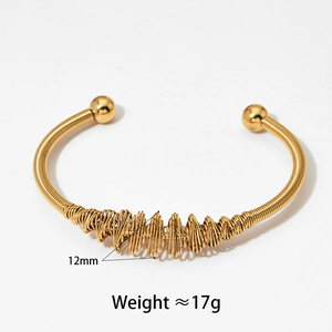 Détail d'un bracelet ouvert doré au design en spirale, largeur 12 mm et poids de 17 g