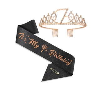 Détail de la couronne du 7ème anniversaire or rose et écharpe noire scintillante lettrée