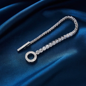Vue macro d'un bracelet de tennis en argent S925 avec zircons 8A sur soie bleue élégante