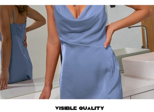 Détails en miroir d'une robe en satin bleu avec col bénitier et texture drapée élégante