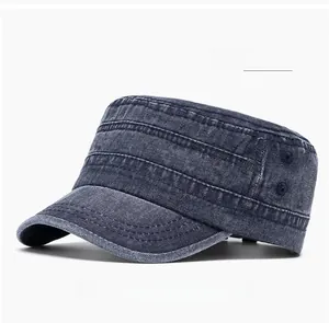 Détail d'une casquette plate bleu marine en denim délavé avec œillets d'aération