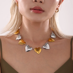 Chic collar de eslabones de corazón bicolor oro y plata con pendientes de aro mínimos