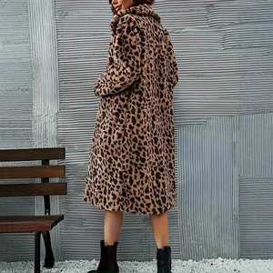 Détail de la texture douce en fausse fourrure léopard sur ce long manteau d'hiver pour femme
