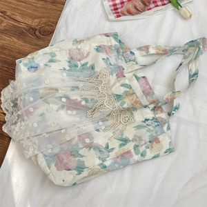 Detalle del bolso de lino con estampados florales y elegante bordado de encaje fino