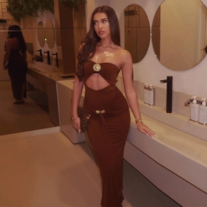 Détails de la robe longue marron bustier avec anneaux dorés et découpes élégantes