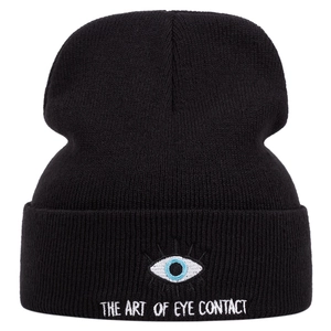 Bonnet en maille noire avec broderie œil et texte 'THE ART OF EYE CONTACT' sur le devant