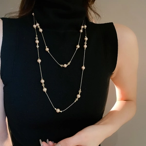 Collier double épaisseur en perles de cristal sur un col roulé noir pour un style chic