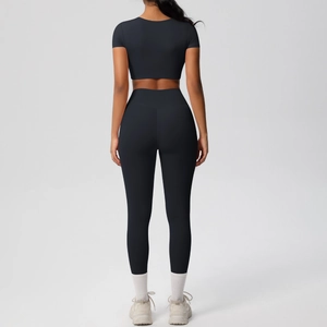 Détail du dos d'un ensemble de yoga noir comprenant un crop top et un legging taille haute