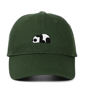 Dettaglio del ricamo a forma di panda di alta qualità su un cappellino in cotone verde