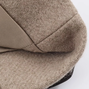 Gros plan sur la texture en fausse fourrure kaki et la doublure lisse de la veste