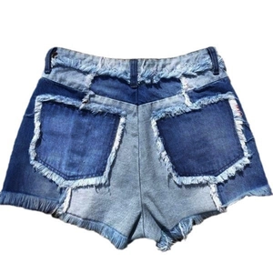 Short en jean bicolore pour femme avec ourlets effilochés et poches arrière bleues