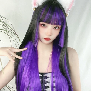 Detalle de peluca larga negra y violeta con orejas de gato en estilo Lolita anime