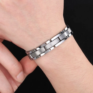 Gros plan d'un bracelet en acier tungstène brossé avec incrustation de nacre en croix