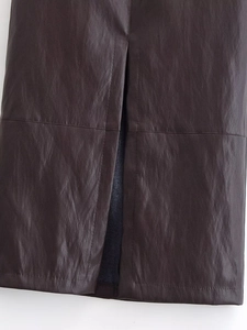 Vue macro d'une jupe en simili cuir avec fente latérale et détails de couture précis