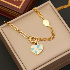Goldene Edelstahl-Cuban-Halskette mit blau-weißem Herzanhänger aus Emaille