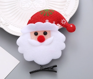 Detalle de pinza para el pelo de Papá Noel con lentejuelas rojas y barba de fieltro