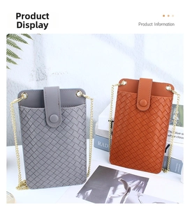 Vue détaillée des mini sacs de téléphone tressés gris et orange avec chaîne dorée