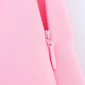 Makroaufnahme eines rosa Midikleids mit verdecktem Reißverschluss und Köperbindung