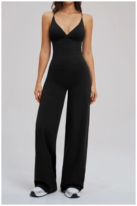 Détail de l'ensemble de yoga noir avec caraco col en V ajusté et pantalon à jambes larges