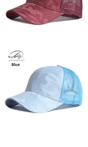Dettaglio di cappellini trucker in rete mimetica traspirante in bordeaux e blu