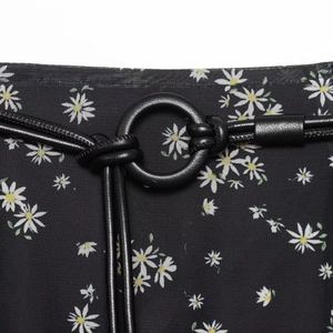 Gonna lunga a fiori con margherite e cintura sottile con fibbia circolare