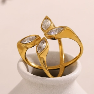 Dettaglio anello a croce placcato oro 18K con quattro pietre di zirconia taglio marquise