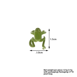 Gros plan détaillé d'un ear cuff grenouille verte montrant les dimensions 1,5x1,0cm