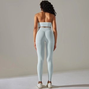 Detailansicht des nahtlosen Rippstoffs und des Push-up-Effekts am Yoga-Leggings-Set