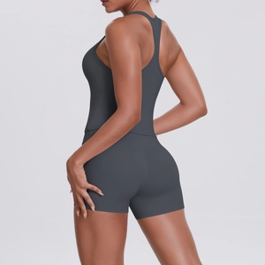 Détail du débardeur dos nageur et short de yoga taille haute en gris anthracite uni