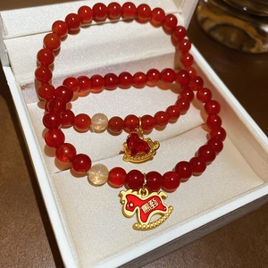Bracelet en agate rouge avec pendentif cheval à bascule doré au style chinois moderne