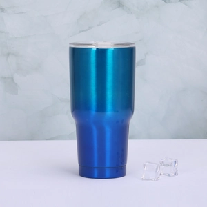 Détail du gobelet isotherme 30oz bleu dégradé en acier inoxydable avec couvercle clair