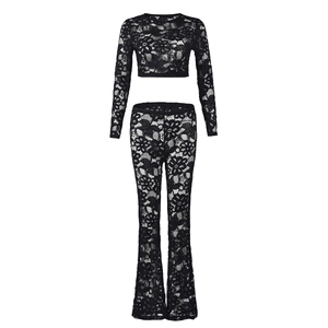 Détail de l'ensemble deux pièces en dentelle noire avec haut court et pantalon évasé