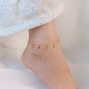 Cavigliera minimalista con foglia in oro 18k, elegante gioiello in acciaio al titanio