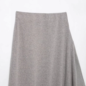 Jupe midi asymétrique grise pour femmes en maille douce et épaisse, style minimaliste