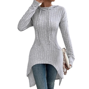 Détail du sweat à capuche gris côtelé avec un ourlet irrégulier court devant long derrière