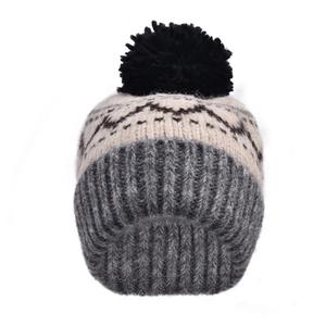 Détail du bonnet d'hiver avec revers en maille grise et motif géométrique blanc avec pompon