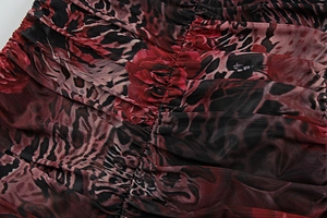 Vue détaillée du tissu en maille avec imprimé fleuri léopard rouge et fronces