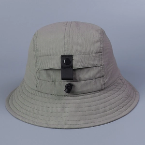 Détail du tissu ripstop vert sauge et du cordon de serrage sur le chapeau de soleil